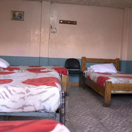 Hostal Carlos Luis Quito Bagian luar foto