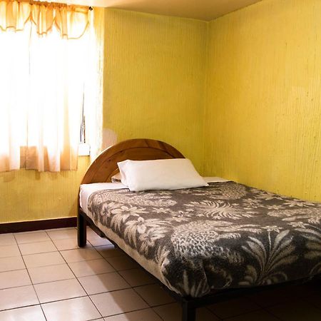 Hostal Carlos Luis Quito Bagian luar foto