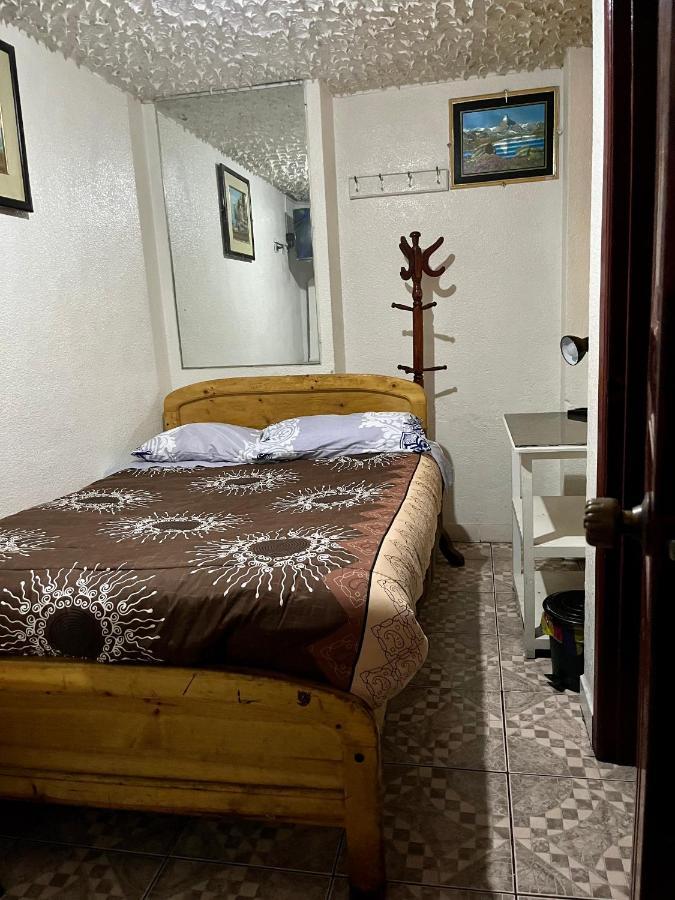 Hostal Carlos Luis Quito Bagian luar foto