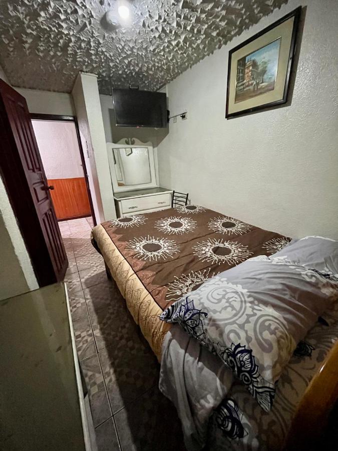 Hostal Carlos Luis Quito Bagian luar foto