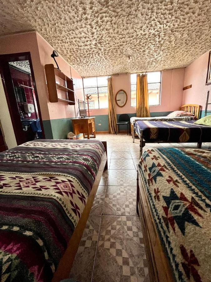 Hostal Carlos Luis Quito Bagian luar foto