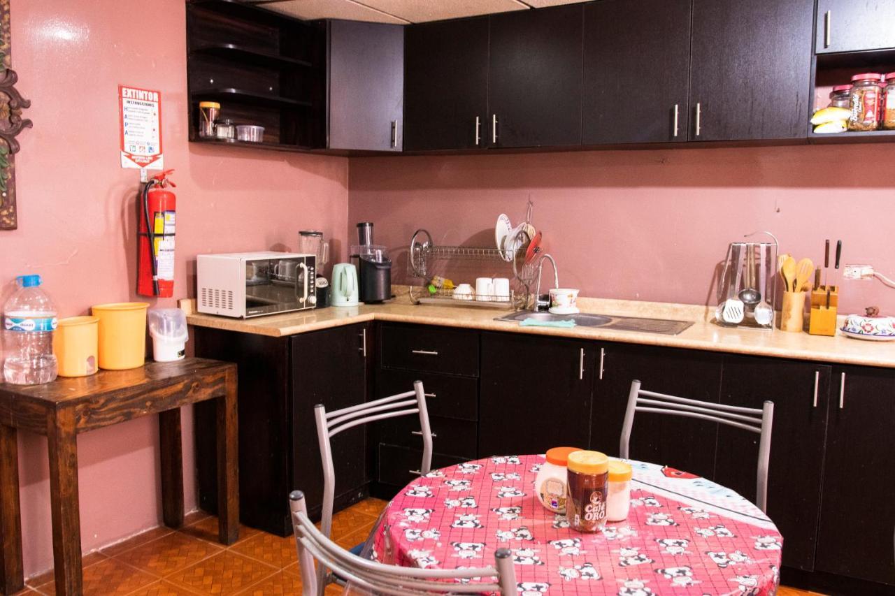 Hostal Carlos Luis Quito Bagian luar foto