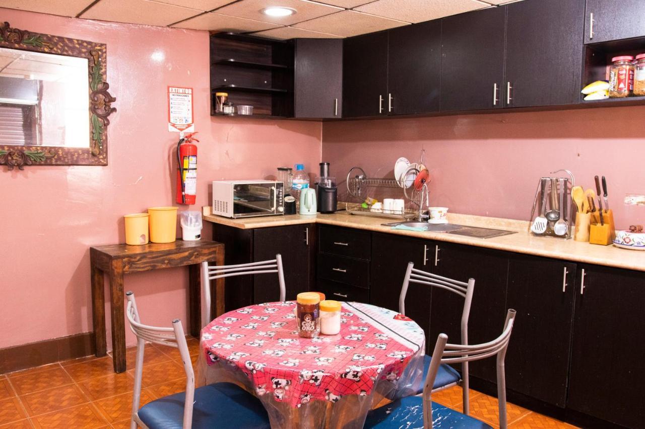 Hostal Carlos Luis Quito Bagian luar foto