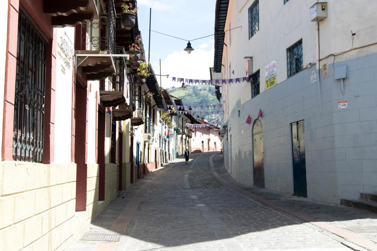 Hostal Carlos Luis Quito Bagian luar foto