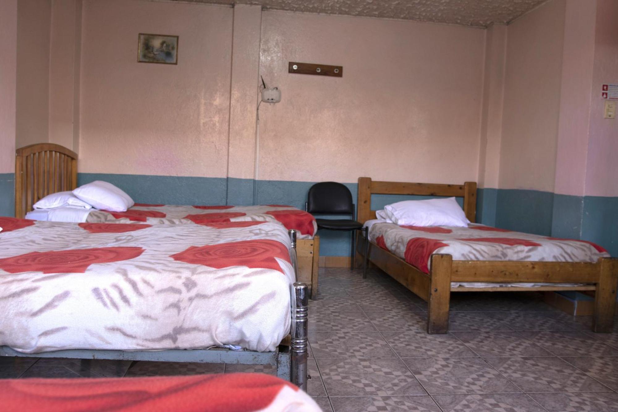 Hostal Carlos Luis Quito Bagian luar foto