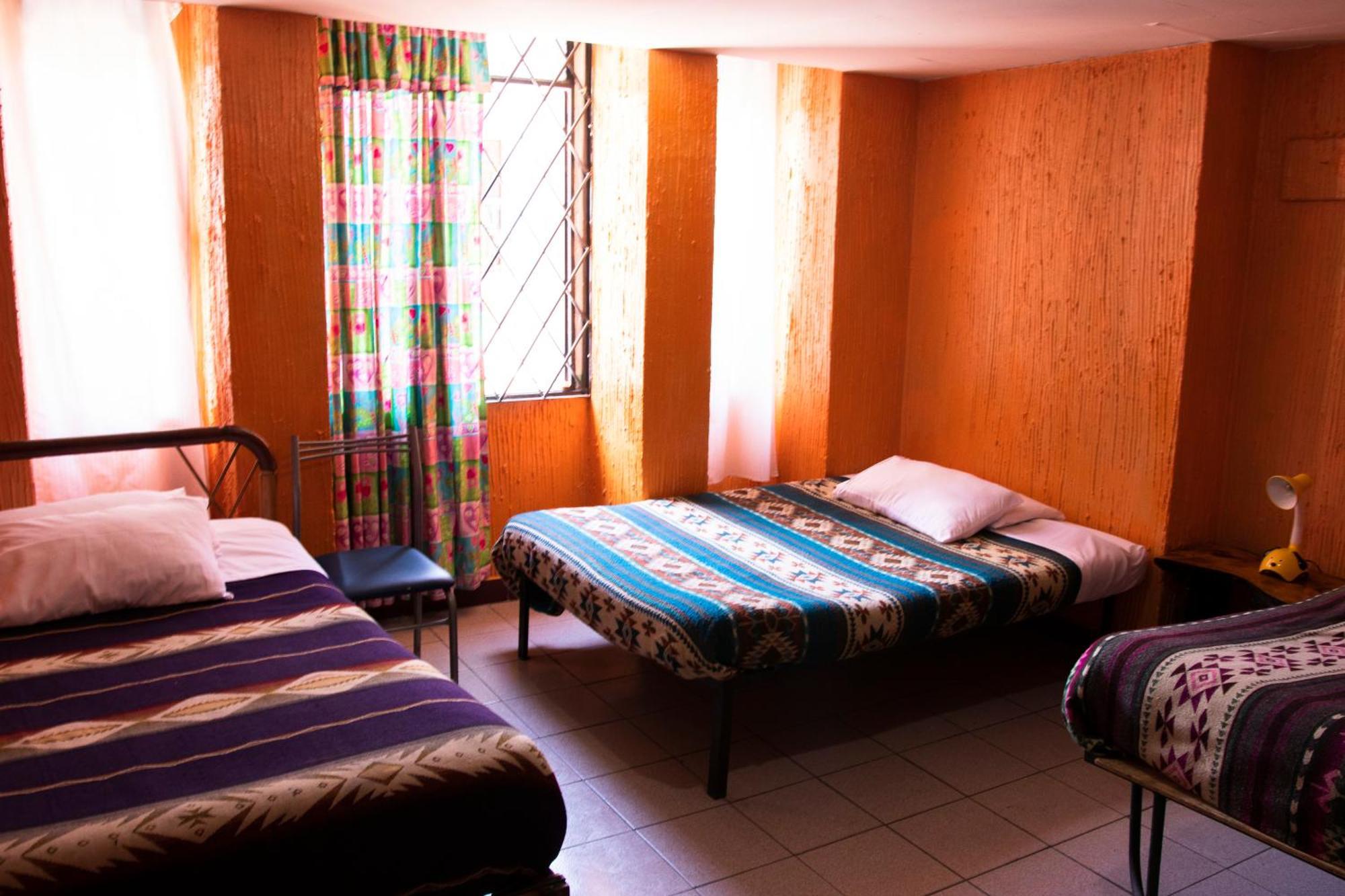 Hostal Carlos Luis Quito Bagian luar foto