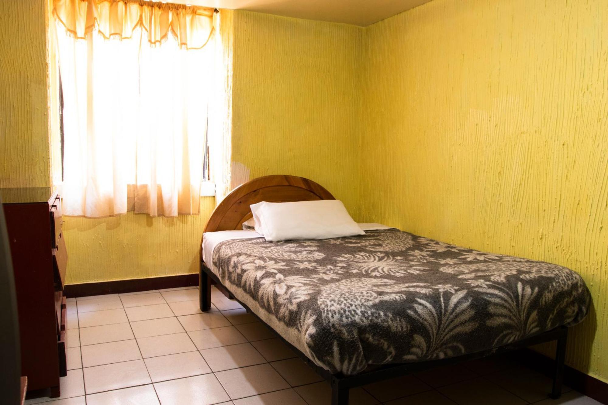 Hostal Carlos Luis Quito Bagian luar foto