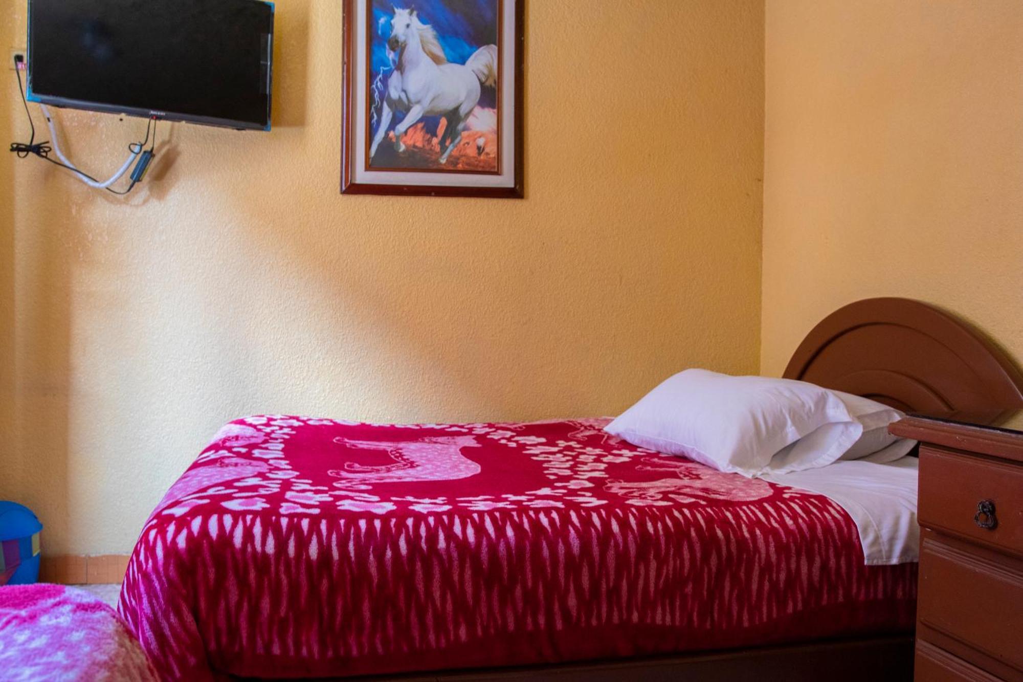 Hostal Carlos Luis Quito Bagian luar foto