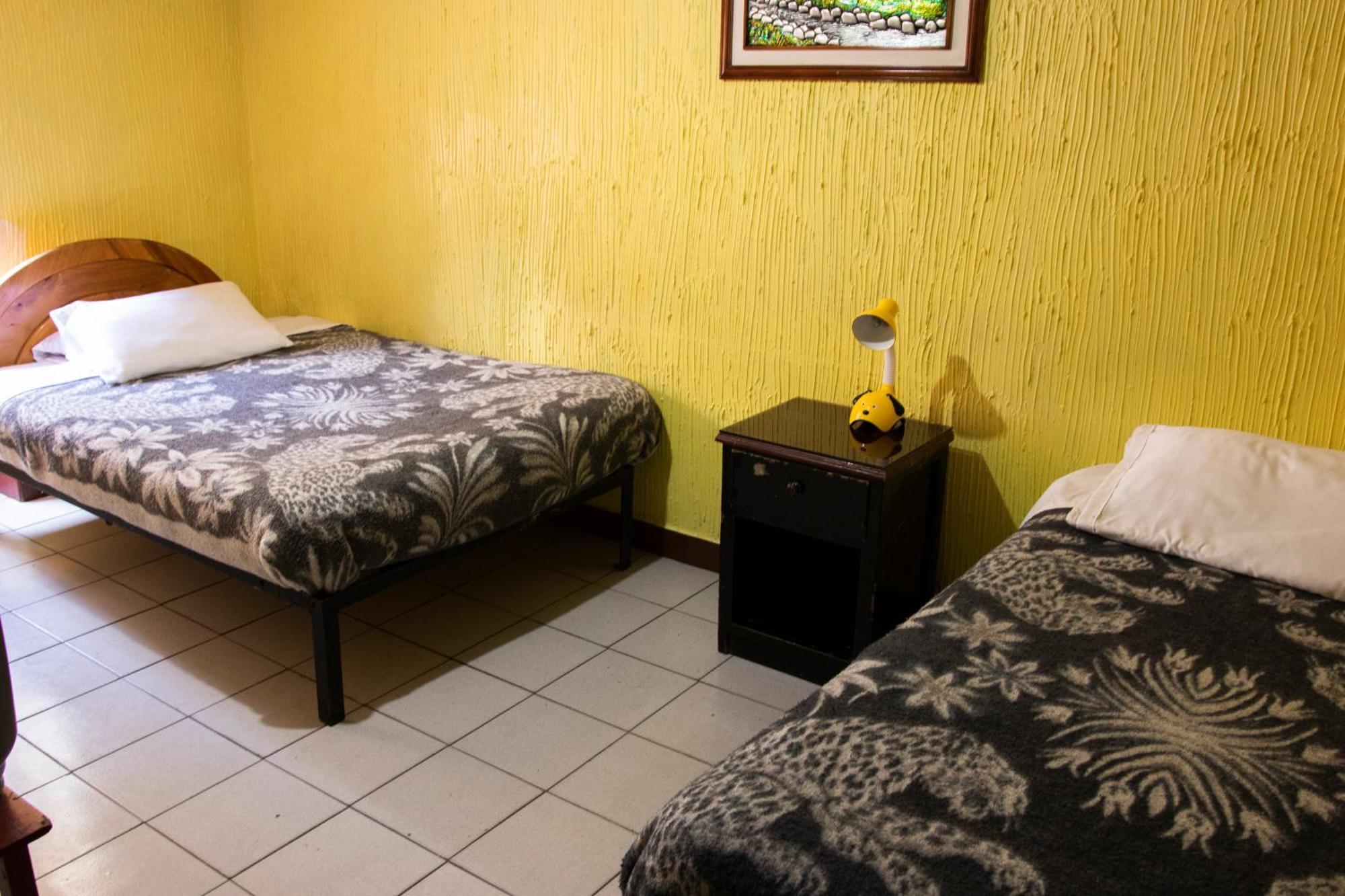 Hostal Carlos Luis Quito Bagian luar foto