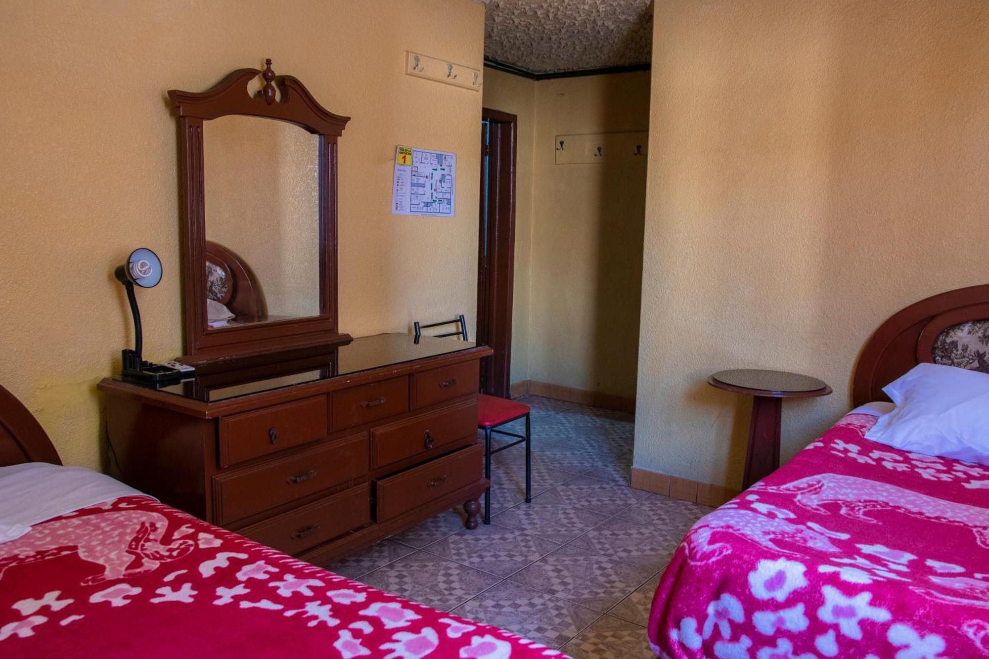 Hostal Carlos Luis Quito Bagian luar foto