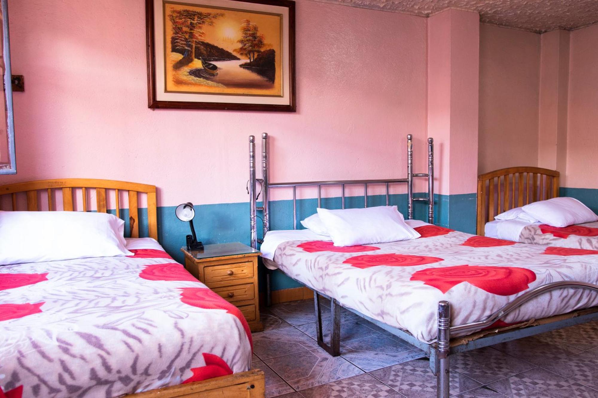 Hostal Carlos Luis Quito Bagian luar foto