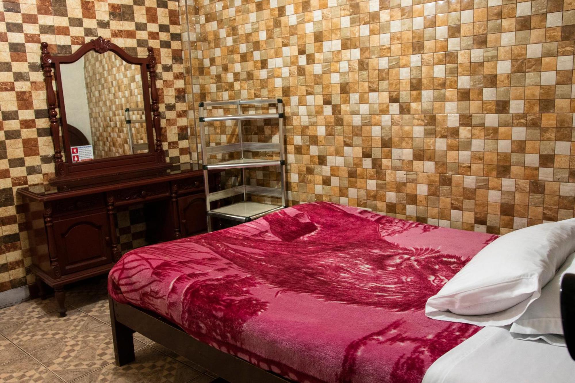 Hostal Carlos Luis Quito Bagian luar foto