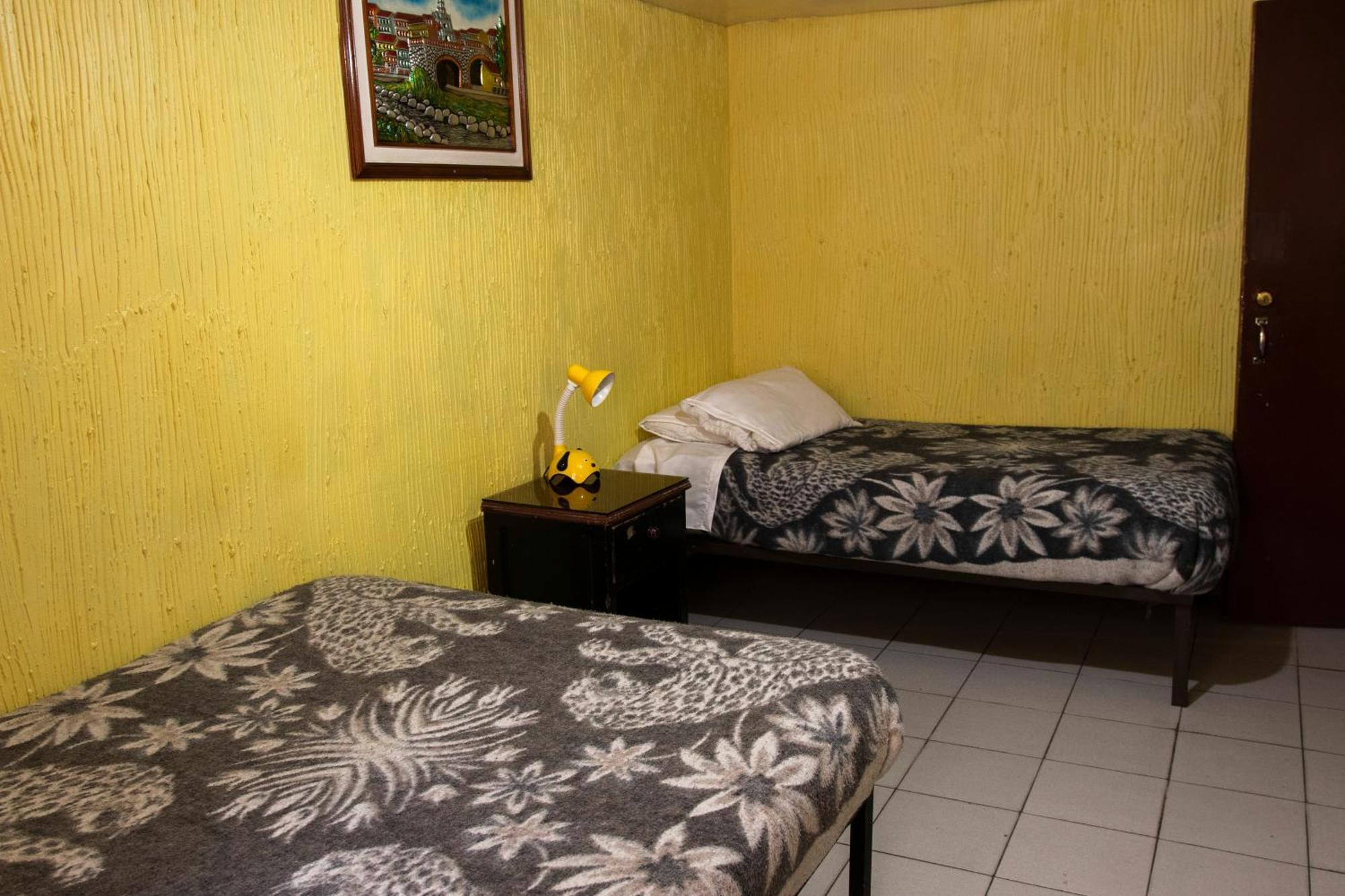 Hostal Carlos Luis Quito Bagian luar foto