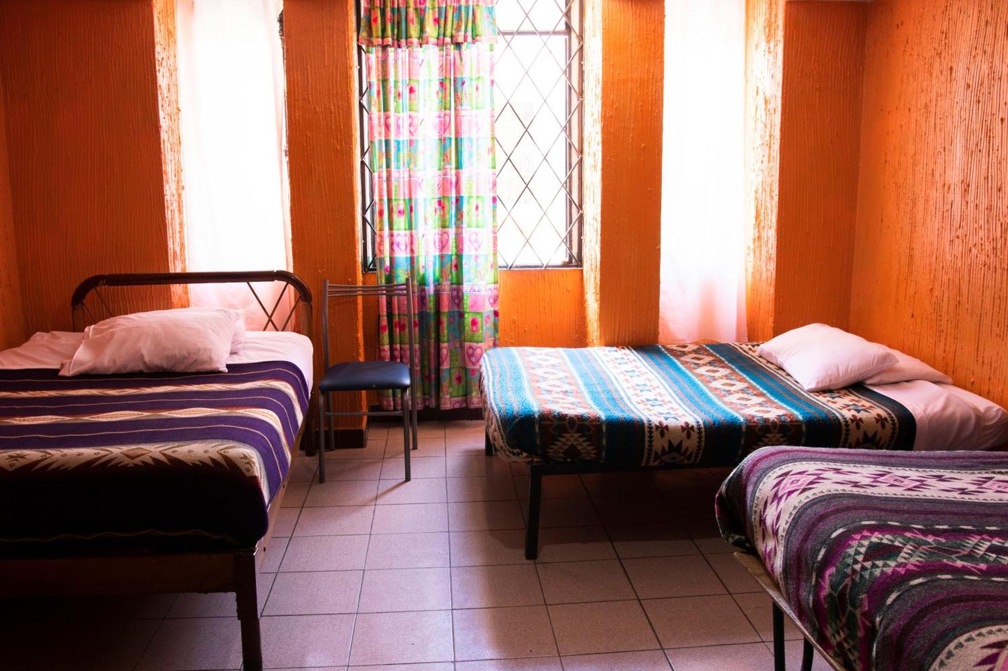 Hostal Carlos Luis Quito Bagian luar foto