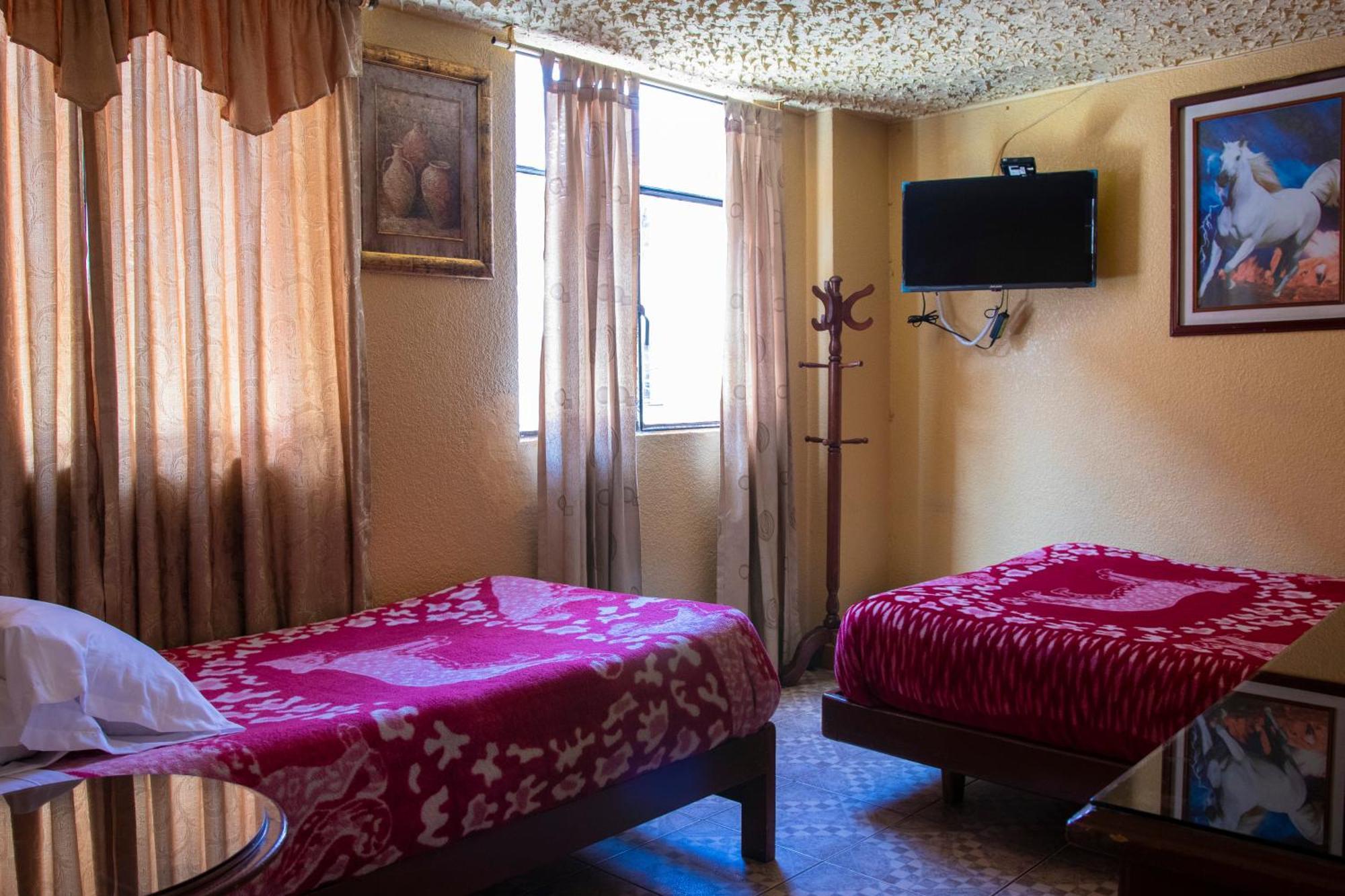 Hostal Carlos Luis Quito Bagian luar foto